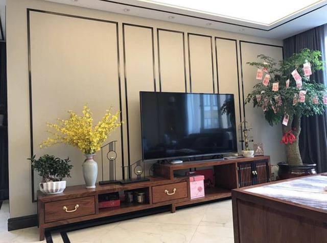 把不銹鋼條嵌到墻上,簡(jiǎn)單點(diǎn)綴好高檔!