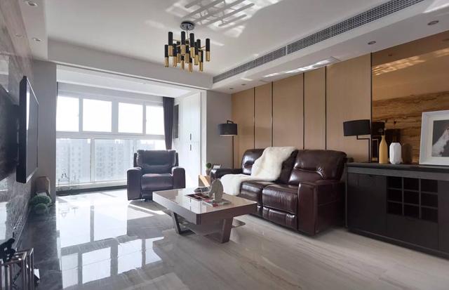 把不銹鋼條嵌到墻上,簡(jiǎn)單點(diǎn)綴好高檔!