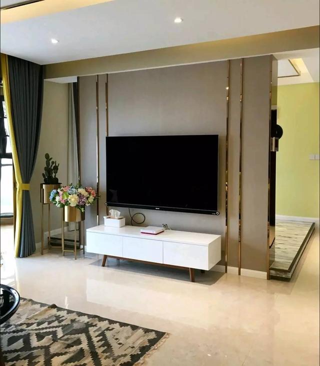 把不銹鋼條嵌到墻上,簡(jiǎn)單點(diǎn)綴好高檔!