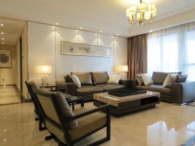 把不銹鋼條嵌到墻上,簡(jiǎn)單點(diǎn)綴好高檔!